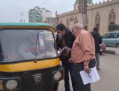 رئيس مدينة زفتى يقود حملات ترقيم التوك توك بالشوارع الرئيسية.. صور  