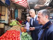 محافظ أسوان يفاجئ المخابز ومحلات الجزارة والخضراوات للاطمئنان على الأسعار 