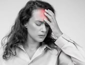 لا تعتمد على مسكنات الألم.. علامات تشير إلى أن صداعك يحتاج إلى تقييم طبى