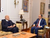 وزير الخارجية يلتقى مجدى يعقوب.. ويؤكد: نموذج للدبلوماسية الإنسانية