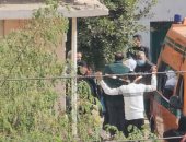 يا رب صبرنى.. انهيار الأب لحظة تسلم جثامين زوجته وأبنائه الـ4 ضحايا تسريب الغاز