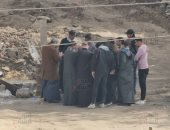 الكل منهار.. لحظة انتظار أسرة أم وأبنائها الـ4 أمام مشرحة مستشفى بنها