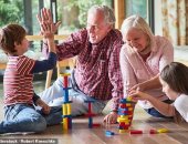 دراسة جديدة تؤكد رعاية الأجداد للأحفاد قد تسبب لهم الاكتئاب