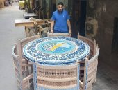 الله ينور يا أسطى.. "محمد" يعيد أمجاد الأرابيسك بورشته الصغيرة ويعلمه لأطفاله