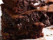 طريقة عمل تشيز كيك وبراونيز الشوكولاتة من غير سكر.. حلويات صحية لأسرتك