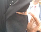 عاملة بمستشفى قوص باكية أمام محافظ قنا: ابني ساب الطب علشان المصروفات