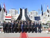 محافظ الدقهلية والقيادات الأمنية يضعون إكليل الزهور على النصب التذكاري للشهداء 