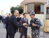 محافظ القليوبية ورئيس جامعة بنها يقدمان الورود لرجال الشرطة احتفالا بعيدهم