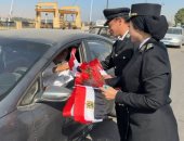 شرطة أسوان توزع الورد على السائحين الأجانب احتفالا بعيدها الـ74.. صور