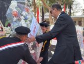 محافظ سوهاج يضع إكليلا من الزهور على النصب التذكاري لشهداء الشرطة