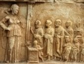 اليونان تستعيد نقشا رخاميا و5 تماثيل برونزية من بريطانيا