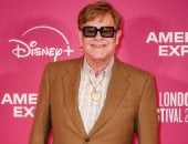 إلتون جون يحوّل جزء من عظام ركبته إلى عقد مؤطر بالذهب بعد خضوعه لجراحة