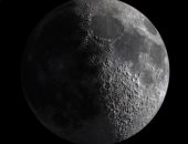 القمر في طور التربيع الأول اليوم فى مشهد بديع يزين السماء طوال الليل