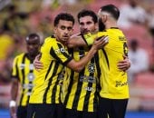 الاتحاد ضد الأخدود.. عملاق جدة يتقدم بثنائية حسام عوار وكانتى (فيديو)
