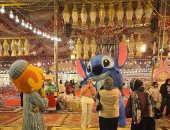 فرحة على وجوه المواطنين والتقاط صور مع شخصيات رمضان في شوارع المنصورة