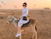 استبدلت الحصان بحمار.. سائحة تلتقط صور تذكارية بركوب الحمير فى أرض البالون
