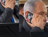 صورة غريبة.. لماذا يغطى بنيامين نتنياهو كاميرا هاتفه الشخصى؟