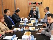 أيمن محسب ومحمود سامي ومحمد الشويخ فى جولة داخل صالة تحرير اليوم السابع