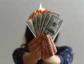 لو بتسأل نفسك مرتبك بيروح فين.. 10 حاجات بتخلص فلوسك من غير ما تحس