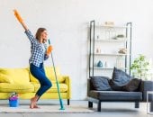 الموسيقى السر.. إزاى تنجزى شغل البيت بمزاج ومن غير إرهاق؟