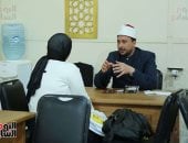 طوابير أمام ركن الفتوى بجناح الأزهر في معرض الكتاب.. والشباب في الصدارة