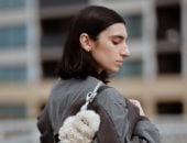 روبوتات صغيرة تتفاعل مع الصوت واللمس فى أحدث صيحات زينة الحقائب