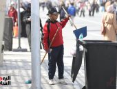 جنود الظل بماراثون القراءة.. عمال النظافة وجوه فى معرض الكتاب.. صور