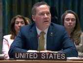 سفير أمريكا لدى الأمم المتحدة يؤدى تدريبات ضغط مع جنود المارينز.. فيديو