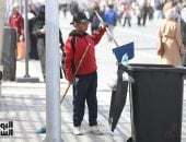 حين تصبح «المقشة» ريشة ترسم رقى الوطن فى يوم البيئة.. جنود السترات الحمراء حراس الجمال فى حضرة معرض القاهرة الدولى للكتاب.. حكايات وجوه مصرية تكتب بسواعدها أفضل عناوين البيئة الحضارية.. صور