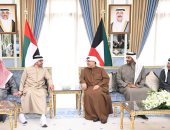 ولي عهد الكويت ورئيس الوزراء يستقبلان وزير الخارجية الإماراتي