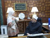 شيخ الأزهر يستقبل الطالبة الإندونيسية «ييلي» ويمنحها فرصة استكمال الماجستير