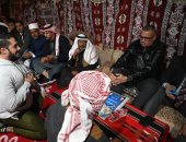 محافظ جنوب سيناء يبحث مع بدو خليج العقبة توفير وحدات إسكان بأقل تكلفة 