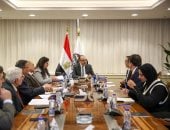 وزير قطاع الأعمال العام يبحث مع مستثمرين أتراك فرص التعاون في صناعة الملابس 