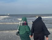 المواطنون يلتقطون صورا تذكارية أمام السفينة الغارقة بسواحل بورسعيد.. فيديو