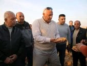 بشائر موسم حصاد البطاطس بالوادى الجديد على مساحة 7275 فدانا.. تطبيق منظومة الجمع الآلى بالعروة الشتوية فى أبو منقار بحضور خبراء ومستوردين أجانب.. وإجمالى المساحة المنزرعة بالمحافظة 100 ألف فدان بمواصفات التصدير