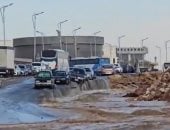 انفجار ماسورة مياه أمام معرض الكتاب فى التجمع وتلف عدد من السيارات.. صور