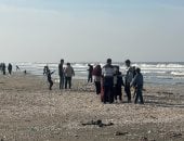 سيلفى وخيل ومركب عائم.. إجازة نصف العام على شواطئ بورسعيد.. فيديو وصور