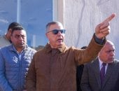 محافظ الإسكندرية خلال جولة بالعجمى: هو فى موقف تريلات فى الهوا؟.. فيديو