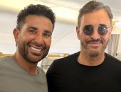 أحمد سعد يحتفى بلقائه مع كاظم الساهر على متن الطائرة بكلمات من أغنياته