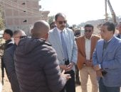 محافظ سوهاج يتفقد عددا من مشروعات الرصف والخدمات العامة بطريق الصلعا