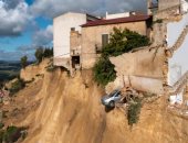 الأرض تبتلع بلدة إيطالية.. منازل معلقة وسكان صقلية يفرون من الانهيار "فيديو"