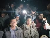 النور قطع عليهم.. شاهد نجوم دولة التلاوة ينشدون تحت أضواء الموبايل بزفاف زميلهم