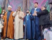 نجوم دولة التلاوة يبهرون الحضور بالتواشيح والأناشيد الدينية فى زفاف زميلهم.. فيديو