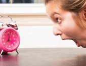 تتحدث بسرعة وتنزعج عند الانتظار.. ما متلازمة الاستعجال وتأثيرها النفسى