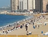 شمس وبحر وهوا.. إقبال كبير على شواطئ الإسكندرية فى إجازة نصف العام.. أجواء شتوية دافئة طوال الأسبوع مع تأخر النوات.. شمس دافئة ساطعة ورياح معتدلة.. تثبيت أسعار دخول الشواطئ فى الشتاء.. رحلات بحرية قصيرة.. فيديو