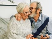 لماذا يقترب الرجال أكثر من زوجاتهم مع تقدمهم فى العمر؟.. 7 أسباب تكشف السر
