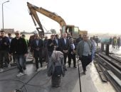 محافظ القاهرة يتفقد أعمال إزالة كوبرى السيدة عائشة ويستعرض خريطة «المحور البديل»