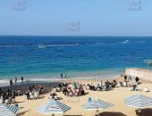 شمس وبحر وهواء نقى.. إقبال كثيف على شواطئ الإسكندرية فى إجازة نصف العام