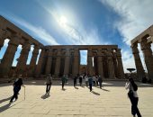 سحر الحضارة المصرية يجذب سياح العالم إلى معبد الأقصر وطريق الكباش