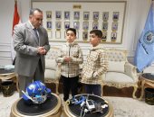 محافظ أسيوط يستقبل مخترعى الخوذة الذكية من طلاب الابتدائى